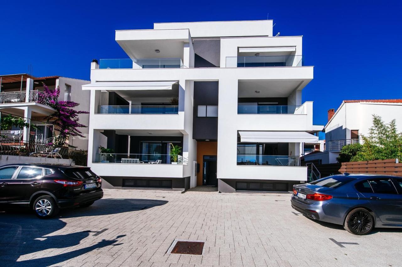 Isabela Prague With Front Apartment