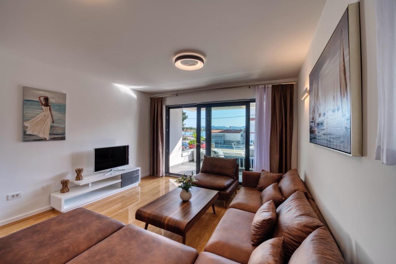 Isabela Prague With Front Apartment