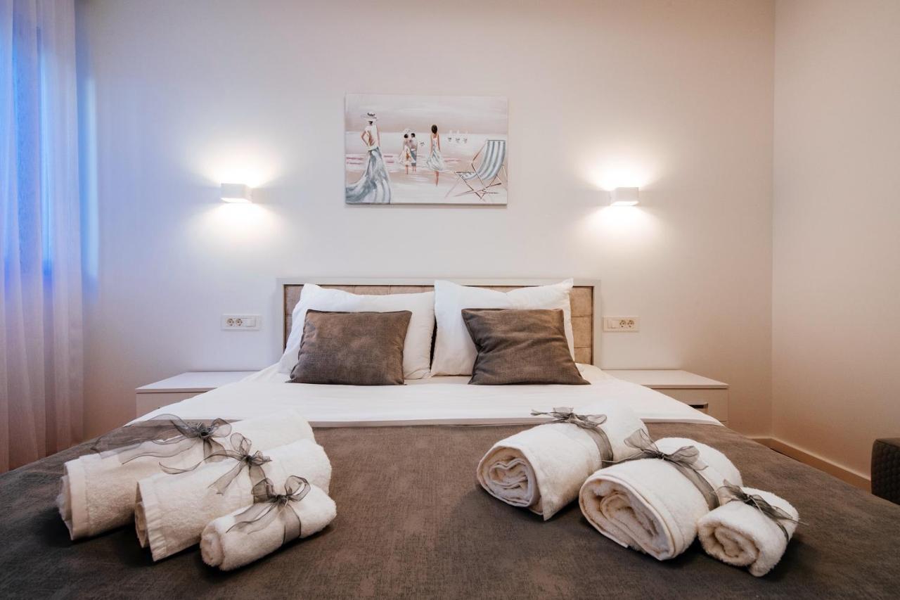 Isabela Prague With Front Apartment
