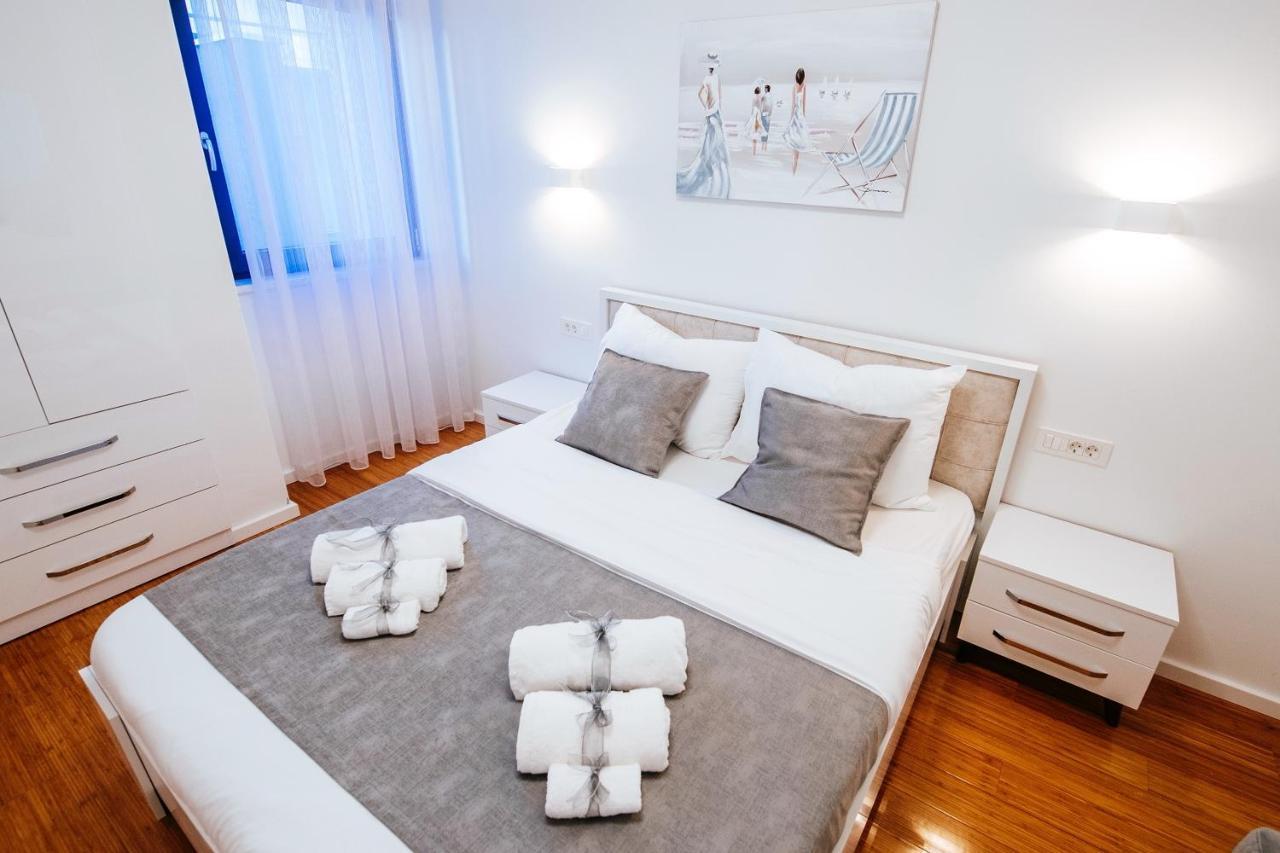 Isabela Prague With Front Apartment